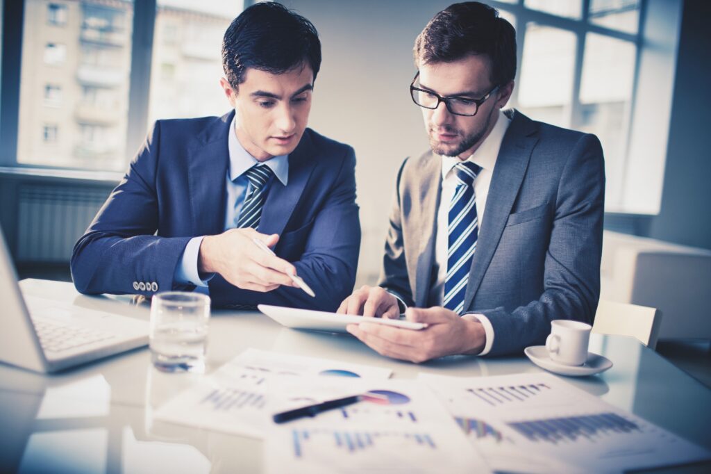 Business owner discussing business incorporation in Canada with a professional advisor